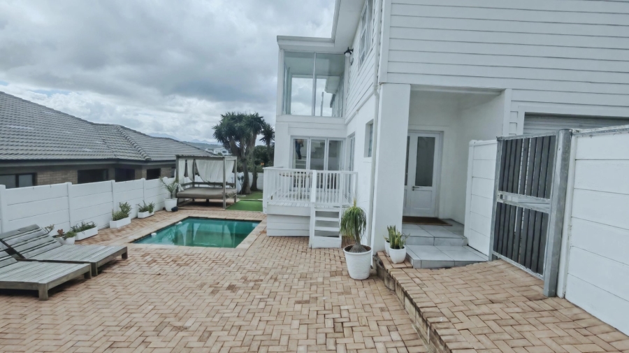 5 Bedroom Property for Sale in Reebok Western Cape